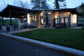 Luxe Lake Cabin Hot tub Grill Firepit EV charger